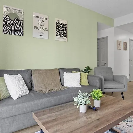 Cozy Urban Getaway - Free Parking, Gym, Stadium Apartment