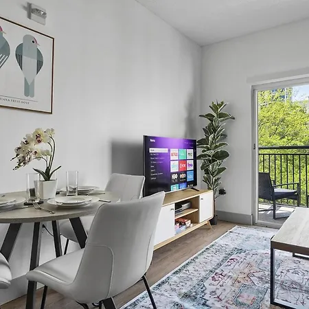 Cozy Urban Getaway - Free Parking, Gym, Stadium Apartment Charlotte