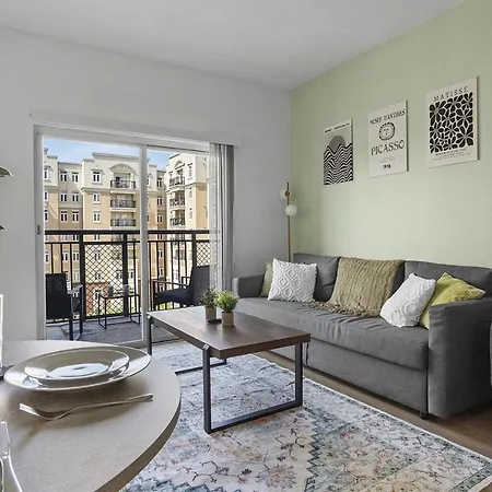 Cozy Urban Getaway - Free Parking, Gym, Stadium Apartment