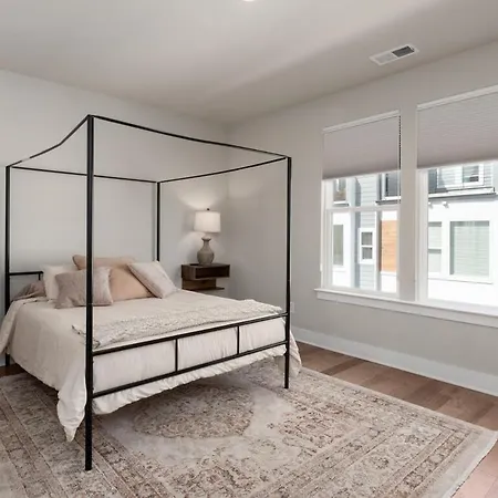 Ultimate Downtown Oasis, 10 Guests Holiday home *