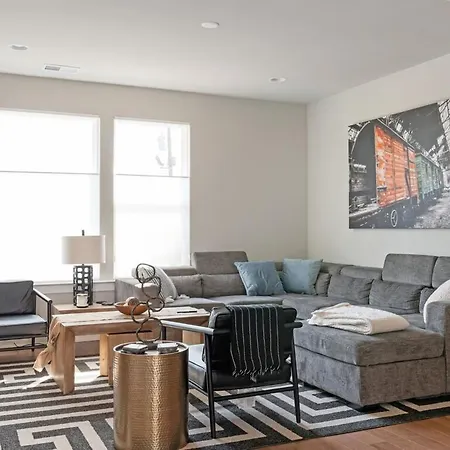 Ultimate Downtown Oasis, 10 Guests Holiday home