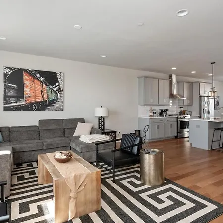 Ultimate Downtown Oasis, 10 Guests Holiday home *