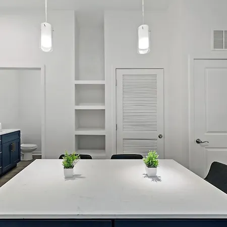 Chic - 5 Min Dt, Gym, Parking, W-d - Sleeps 6