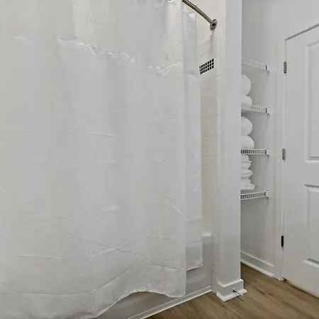 Apartment Chic - 5 Min Dt, Gym, Parking, W-d - Sleeps 6 Charlotte