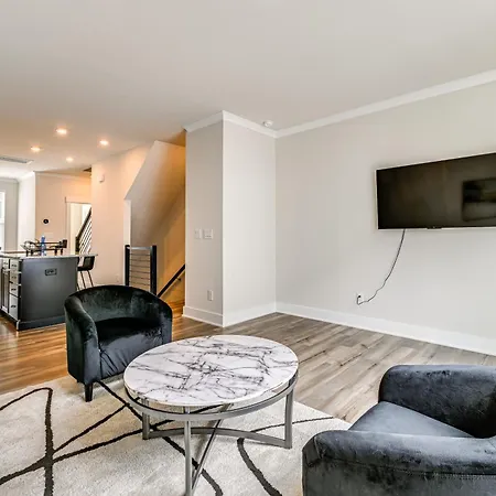Holiday home 2 Mi To Dtwn Charlotte: Unit W/ Rooftop Deck! *