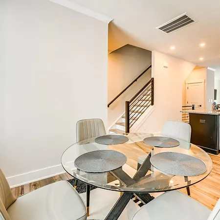 Holiday home 2 Mi To Dtwn Charlotte: Unit W/ Rooftop Deck! *