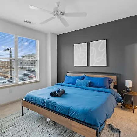 Upscale King 3br To Uptown Apartment