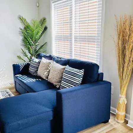 Homestay Vacay Escape, Private In With Shared Common Spaces Charlotte