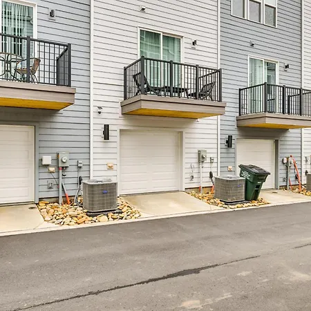 2 Mi To Dtwn Charlotte: Unit W/ Rooftop Deck! Holiday home
