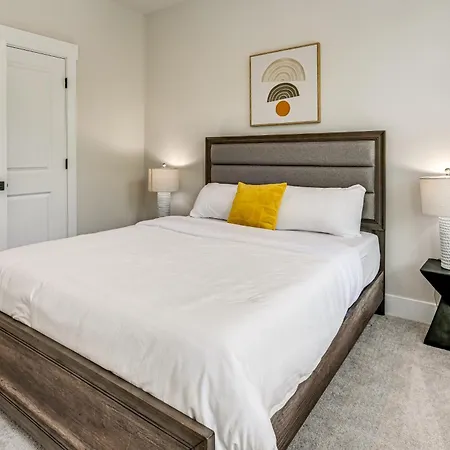 Holiday home 2 Mi To Dtwn Charlotte: Unit W/ Rooftop Deck! *