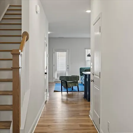3br Townhouse King Bed Backyard Airport Holiday home