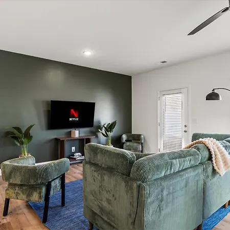 3br Townhouse King Bed Backyard Airport Holiday home *