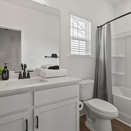 Holiday home 3br Townhouse King Bed Backyard Airport *