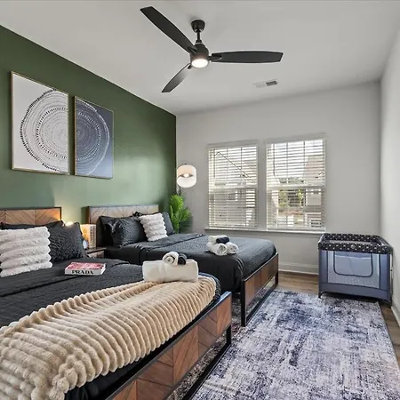 3br Townhouse King Bed Backyard Airport *