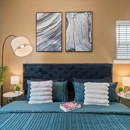 3br Townhouse King Bed Backyard Airport