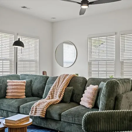 Holiday home 3br Townhouse King Bed Backyard Airport
