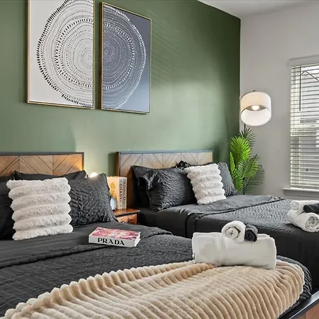 3br Townhouse King Bed Backyard Airport Holiday home *
