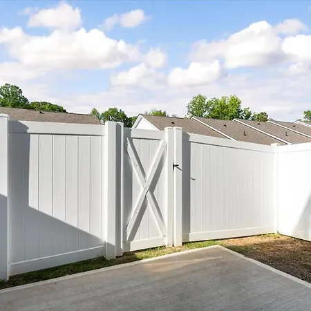 Holiday home 3br Townhouse King Bed Backyard Airport Charlotte