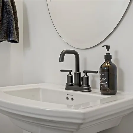Luxe King 3br Townhouse Mins Uptown