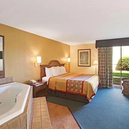 Days By Wyndham Charlotte/woodlawn Near Carowinds Motel Charlotte