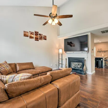 Chic Townhome W/ Community Pool