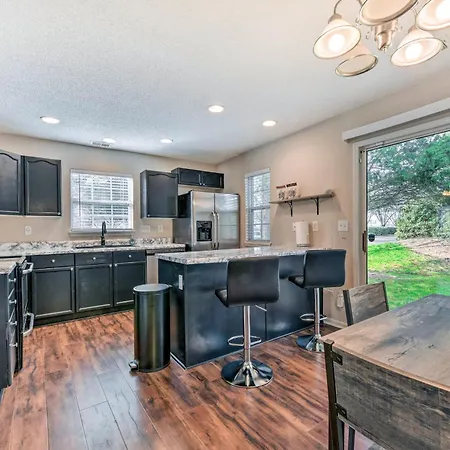 Chic Townhome W/ Community Pool Holiday home *