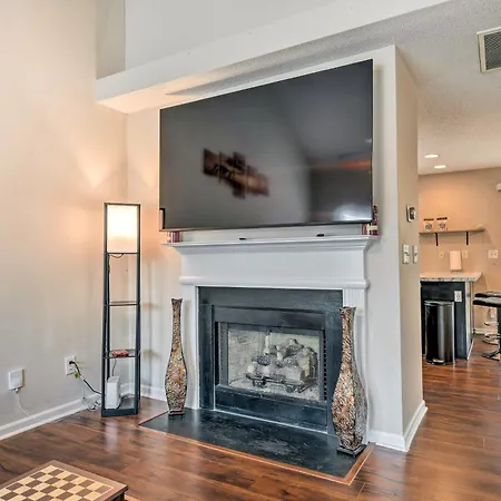 Holiday home Chic Townhome W/ Community Pool *