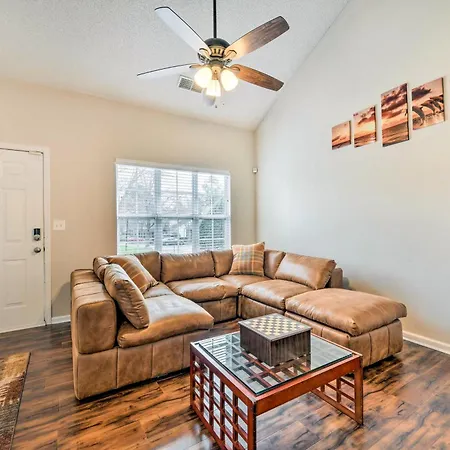 Chic Townhome W/ Community Pool