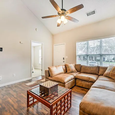 Chic Townhome W/ Community Pool Holiday home