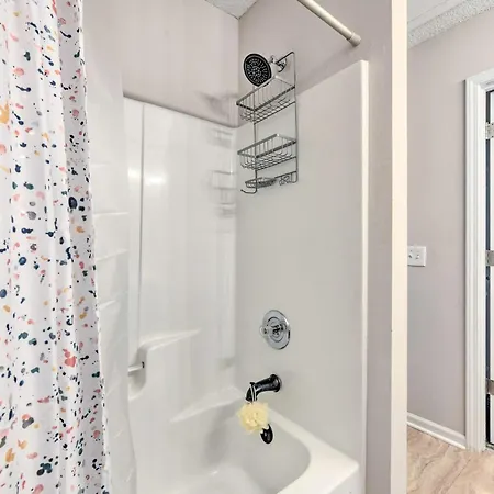 Chic Townhome W/ Community Pool Holiday home Charlotte