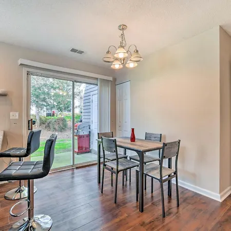 Chic Townhome W/ Community Pool *