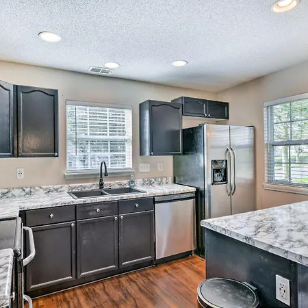 Chic Townhome W/ Community Pool Charlotte