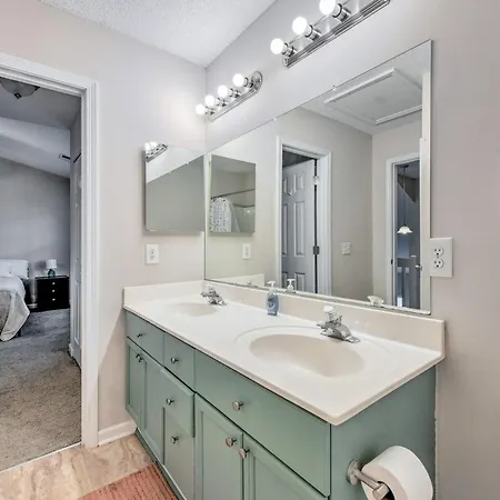 Chic Townhome W/ Community Pool * Charlotte