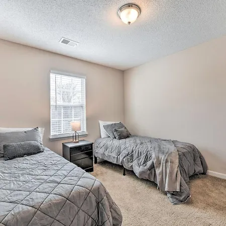 Chic Townhome W/ Community Pool Holiday home Charlotte