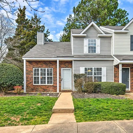 Chic Townhome W/ Community Pool Charlotte