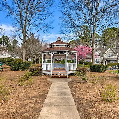 Chic Townhome W/ Community Pool Holiday home Charlotte