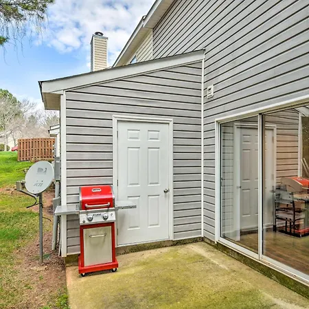 Chic Townhome W/ Community Pool