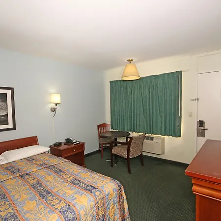 Royal And Airport Motel