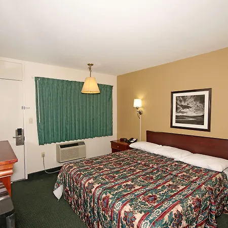 Royal And Airport Motel