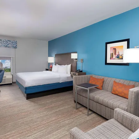 Hampton Uptown 3*