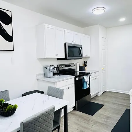 Cozy Escape, Private In With Shared Common Spaces Homestay Charlotte