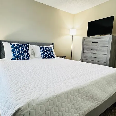 Cozy Escape, Private In With Shared Common Spaces Charlotte