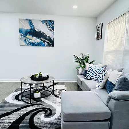 Cozy Escape, Private In With Shared Common Spaces Homestay