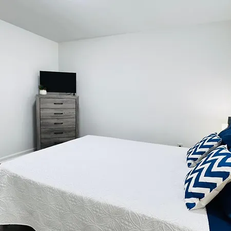 Cozy Escape, Private In With Shared Common Spaces Homestay
