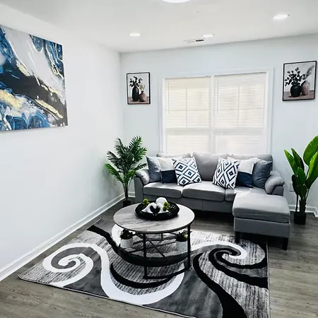 Cozy Escape, Private In With Shared Common Spaces * Charlotte