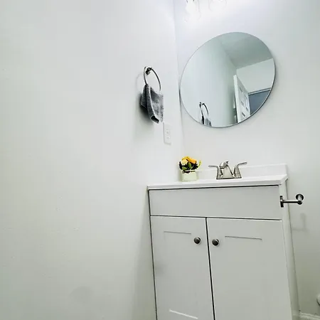 Cozy Escape, Private In With Shared Common Spaces * Charlotte