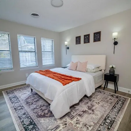 Apartment Uptown Luxe Retreat With Parking & Walk To Center