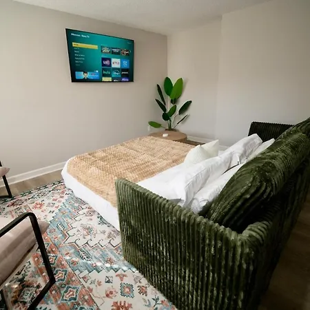 Uptown Luxe Retreat With Parking & Walk To Center *
