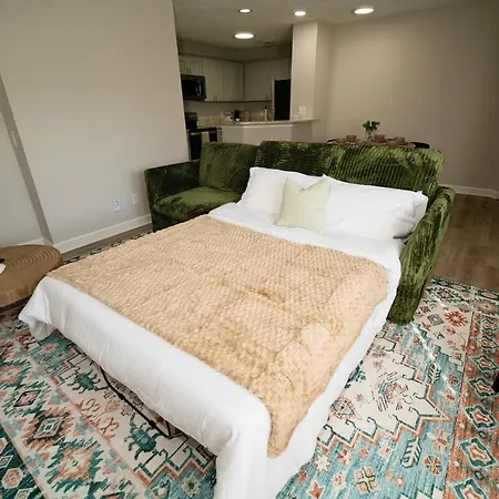 Uptown Luxe Retreat With Parking & Walk To Center Charlotte