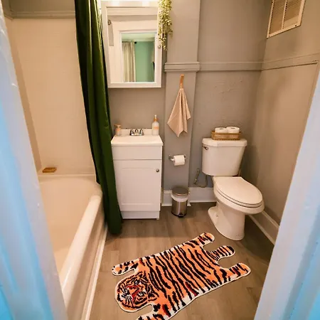Uptown Funk Getaway With Parking & Walk To Stadiums, Nightlife Apartment *